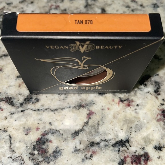 KVD Good Apple Foundation-Tan 070 - Picture 2 of 5